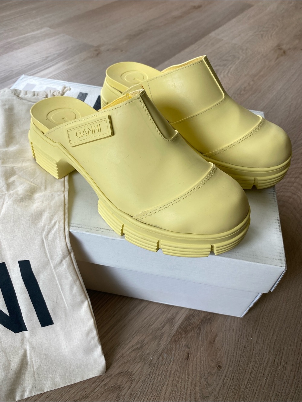 GANNI City Chunky Sole Mule Clogs Pale Banana Yellow EU 35 Platform Shoes